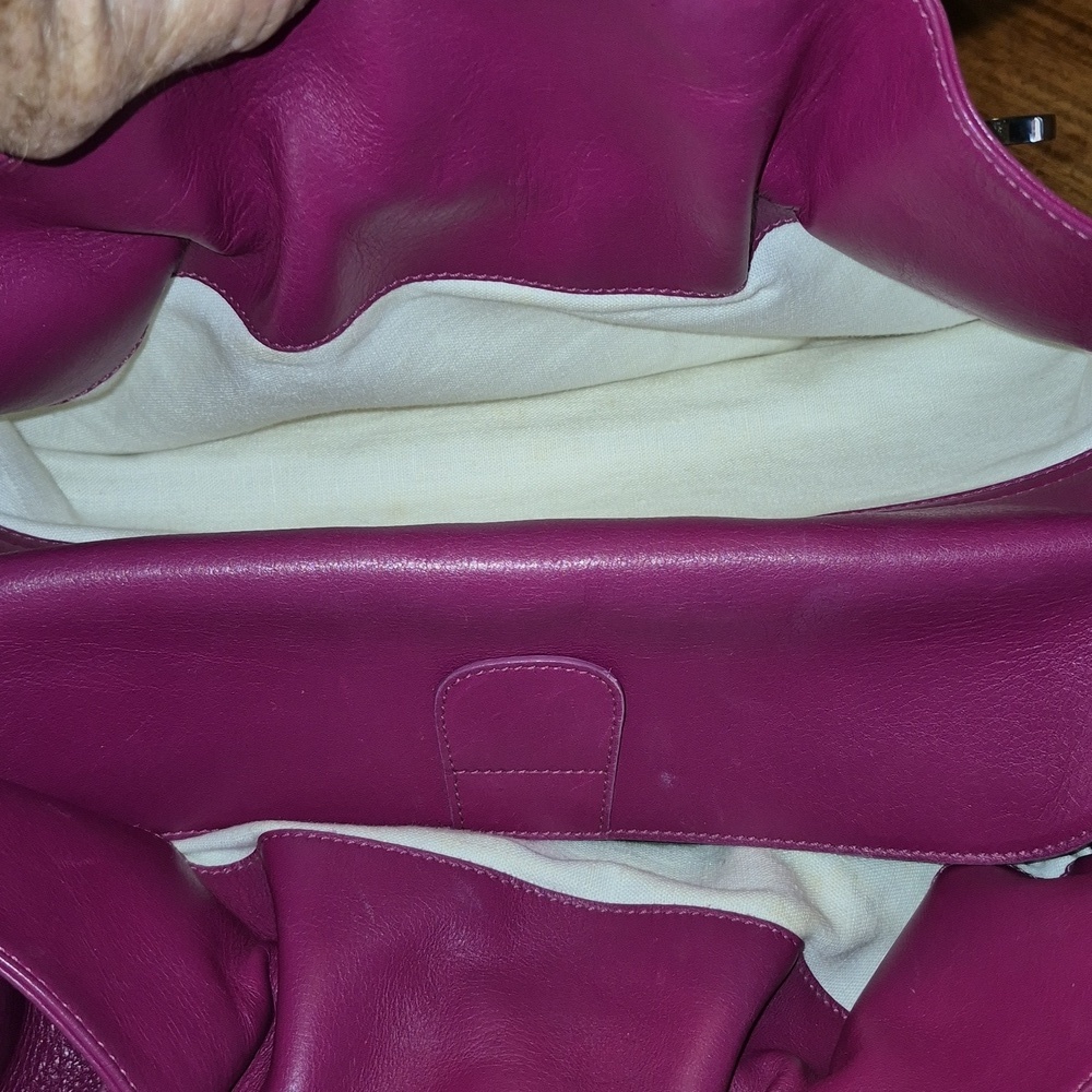 Bvlgari: Fushia Leather Twist Shoulder Bag.Very Nice Cond. L.14"xH.10"×D.9". - Picture 12 of 16